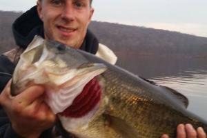 Braggin' Board Photo: 7 pound bass from Candlewood lake!