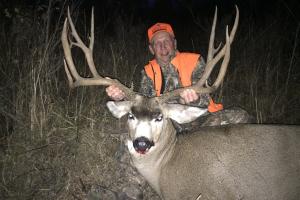 Jerry Martin with mule deer