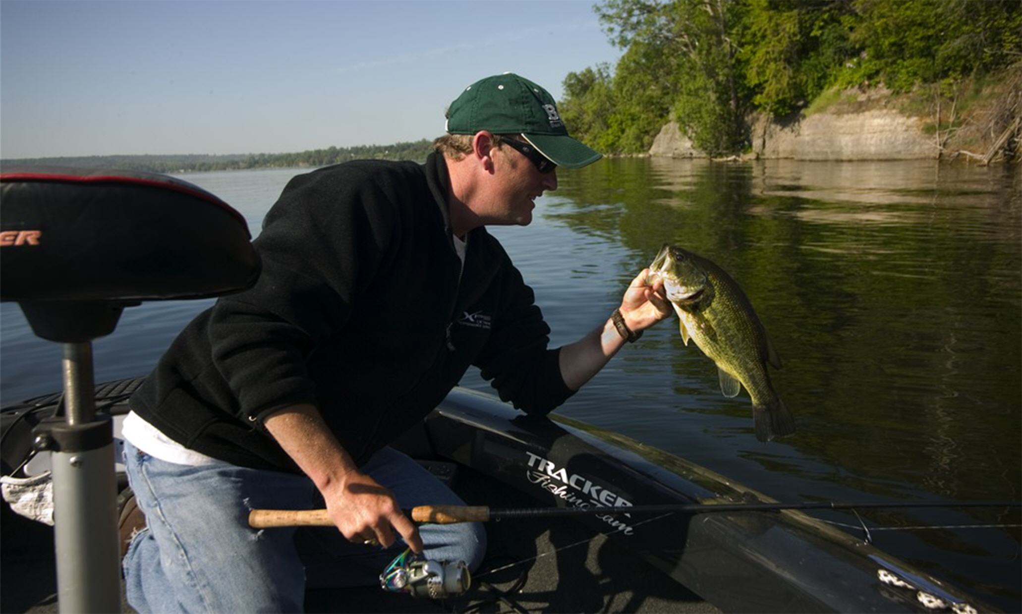 Choosing Freshwater Fishing Gear: Spinning or Baitcasting