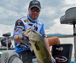 BPS pro Randy Howell with a 5-pounder 