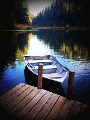 Braggin' Board Photo: Docked rowboat at Leonard Lake