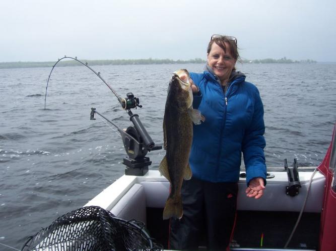 Braggin' Board Photo: 33" Walleye