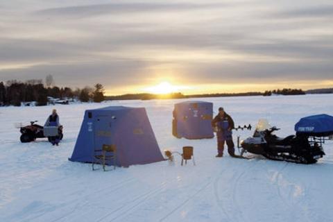 Portable ice outlet shelter