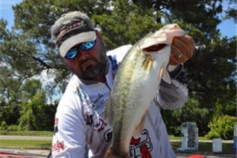 Hackney losing fish - Bassmaster