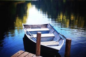 Braggin' Board Photo: Docked rowboat at Leonard Lake